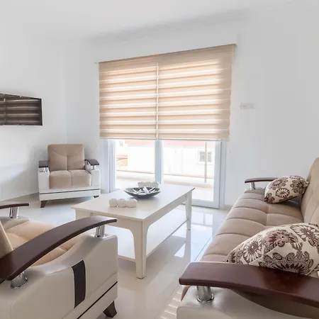 Long Apartament Trikomo