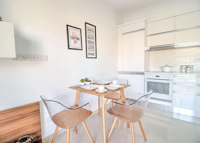 아파트 Long Trikomo